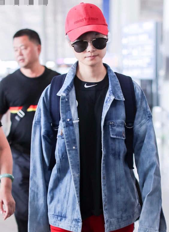 李宇春回力鞋搭配回力衣,长袖配短裤竟穿出"下衣失踪"吸睛感!