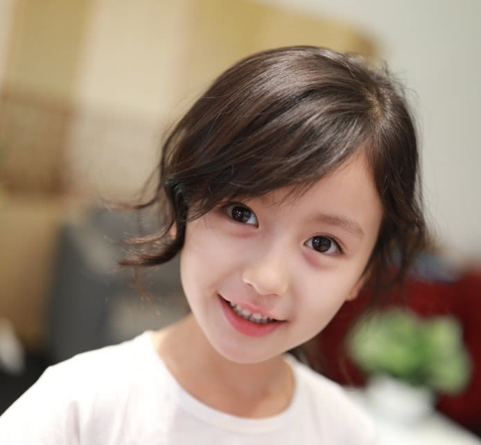 今年才9岁的裴佳欣就是这样一个网红,她还被誉为抖音第一女神!