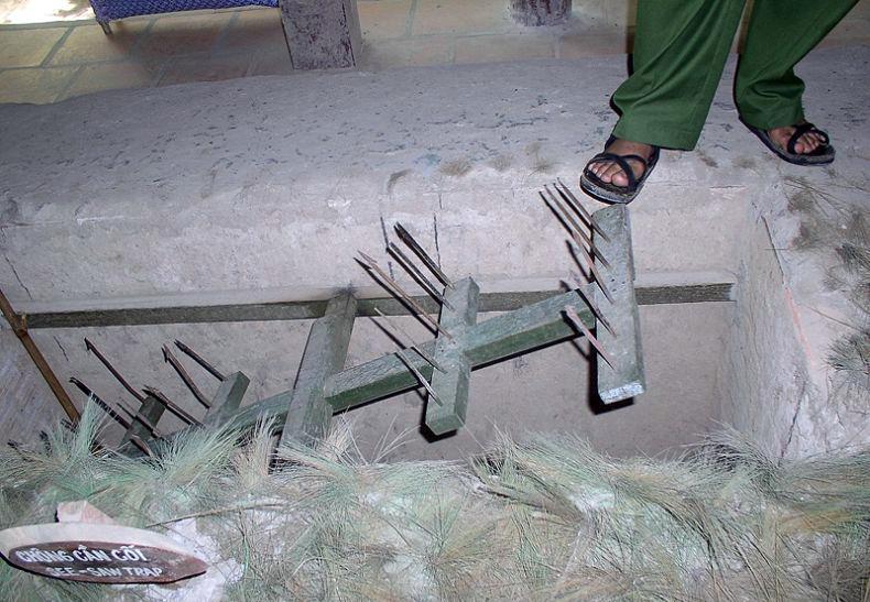 美军士兵一旦看到这些陷阱都会将他们挖起来,免得再受伤害.