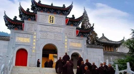 五祖寺就坐落在五祖镇境内,是中国禅宗第五代祖师弘忍大师的说法道场