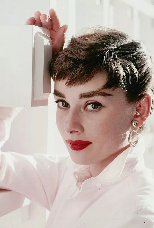 赫本饰演的安妮公主一时兴起走进了罗马的一家小理发馆,剪了个理发师