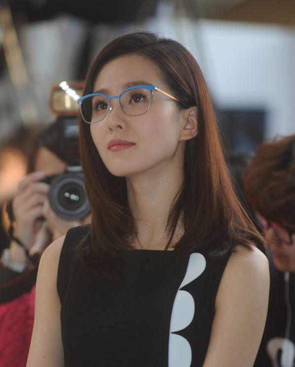 都说刘诗诗戴眼镜文艺范十足,但遇到宋茜还是输了