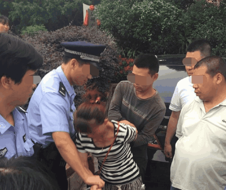 人贩子抢孩子时又出新花招, 机智的妈妈这样把坏人制服
