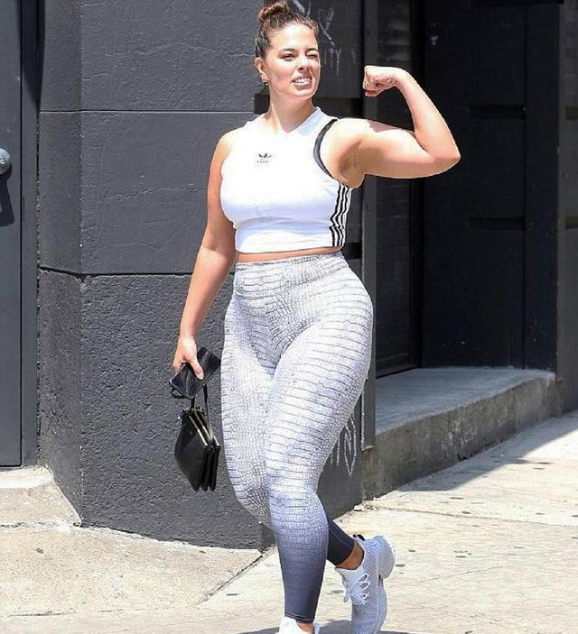 近日,美国著名的大码超模ashley graham(阿什利·格雷汉姆)独自出街被