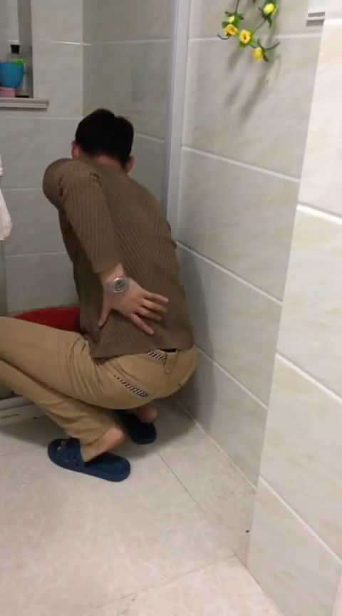 宠主在卫生间洗衣服,突然腰疼病犯了,哈士奇这个举动太暖人心了