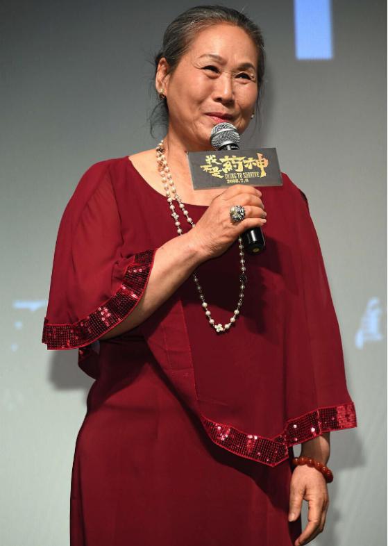 比如电影中吃垮家里人的老太太,演员苇青,别小看这位演员,可以说是