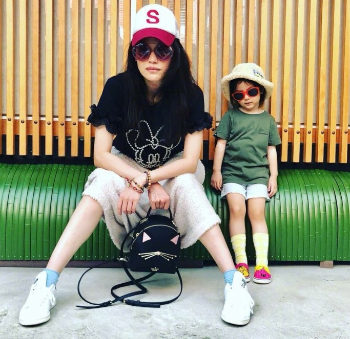 9月20日,舒淇带着张震的女儿外出街拍,张源原(张震女儿)一身休闲装扮