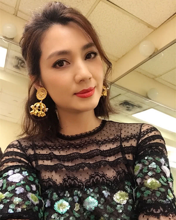 张丹峰洪欣身穿"情侣装"亮相,现场这个动作真是撒了一大把狗粮