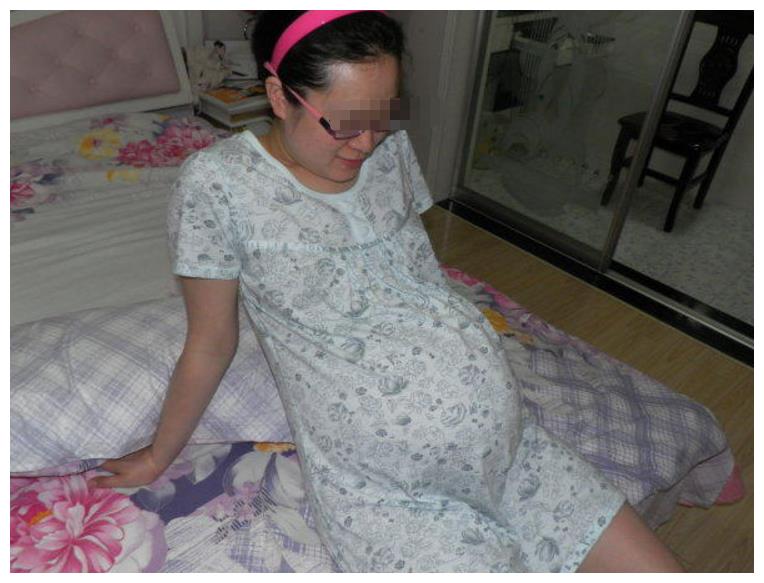 高龄孕妇怀二胎得知娃娃性别后丈夫瘫坐在地决定把孩子送人