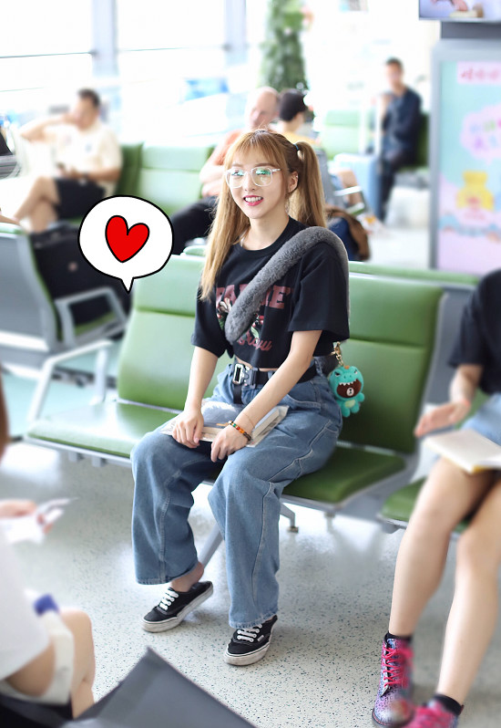 强东玥现身机场,"露胃装"秀腰引热议,网友:为何要模仿安琪拉