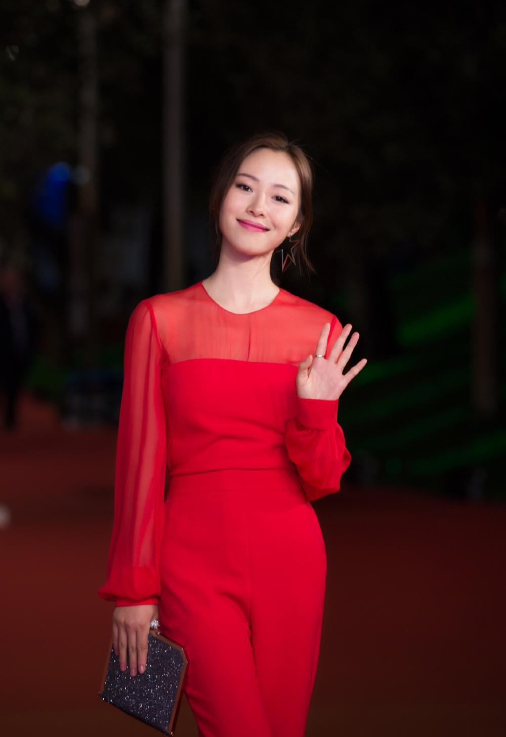 江一燕虽然说她有点撞脸霍思燕,可以看的出来她穿上艳丽红色的造型