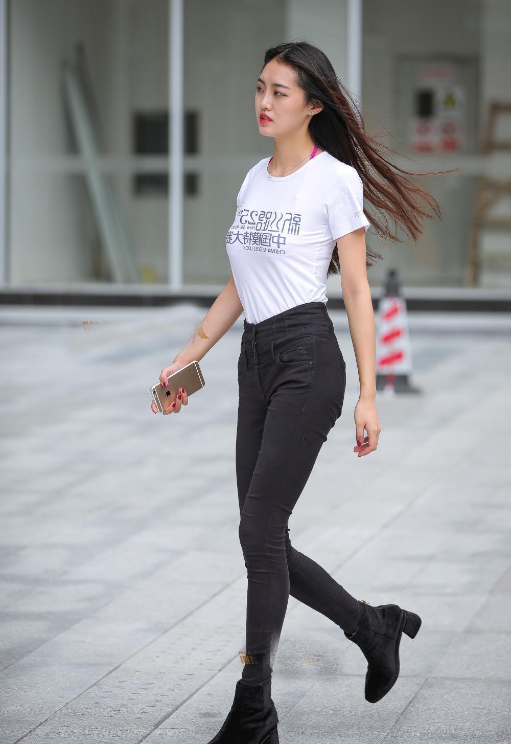 模特街拍紧身牛仔裤塑造修细腰长腿