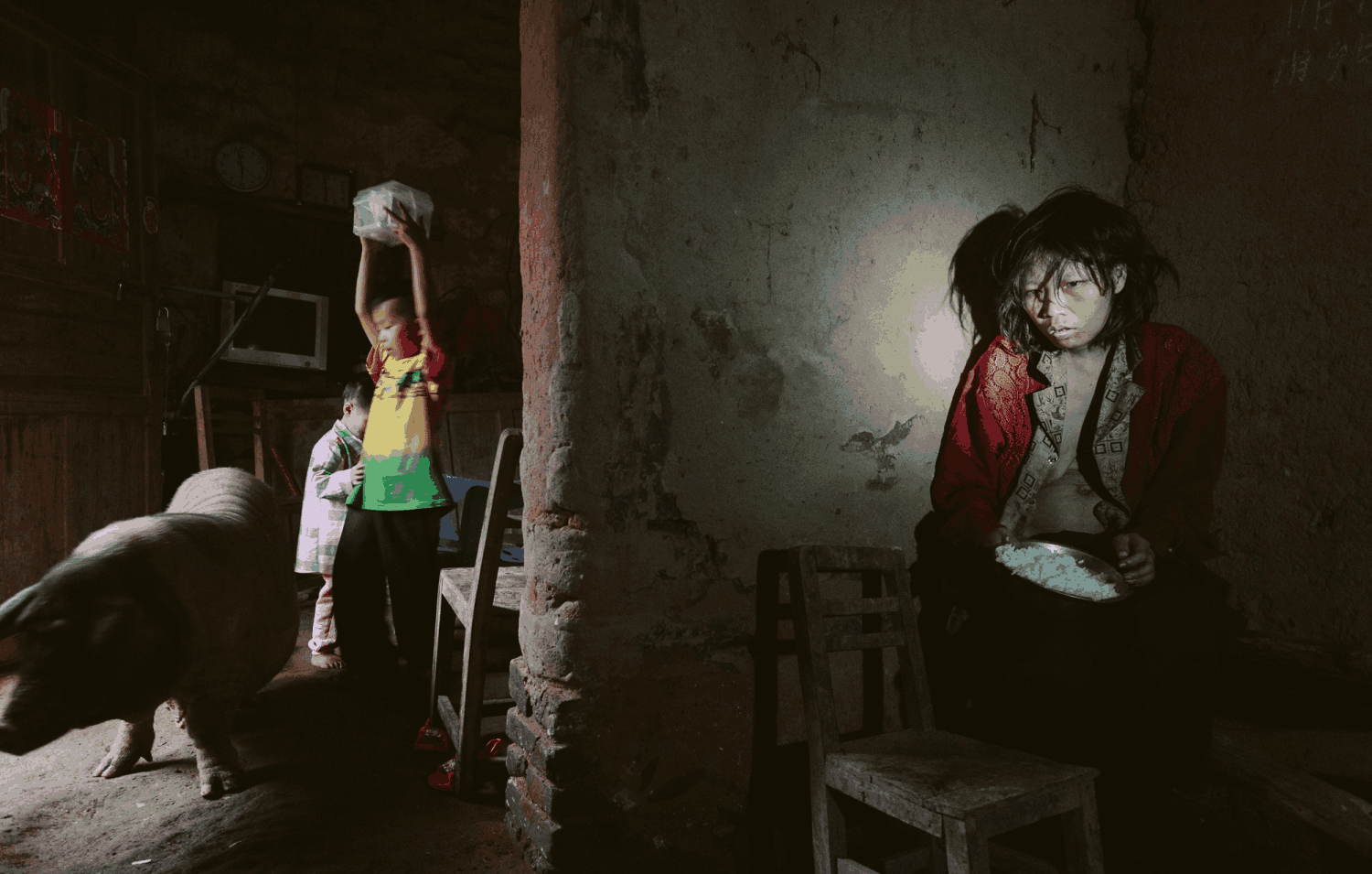 六旬男人为传承娶24岁精神病女人, 有了孩子却基本没人看管