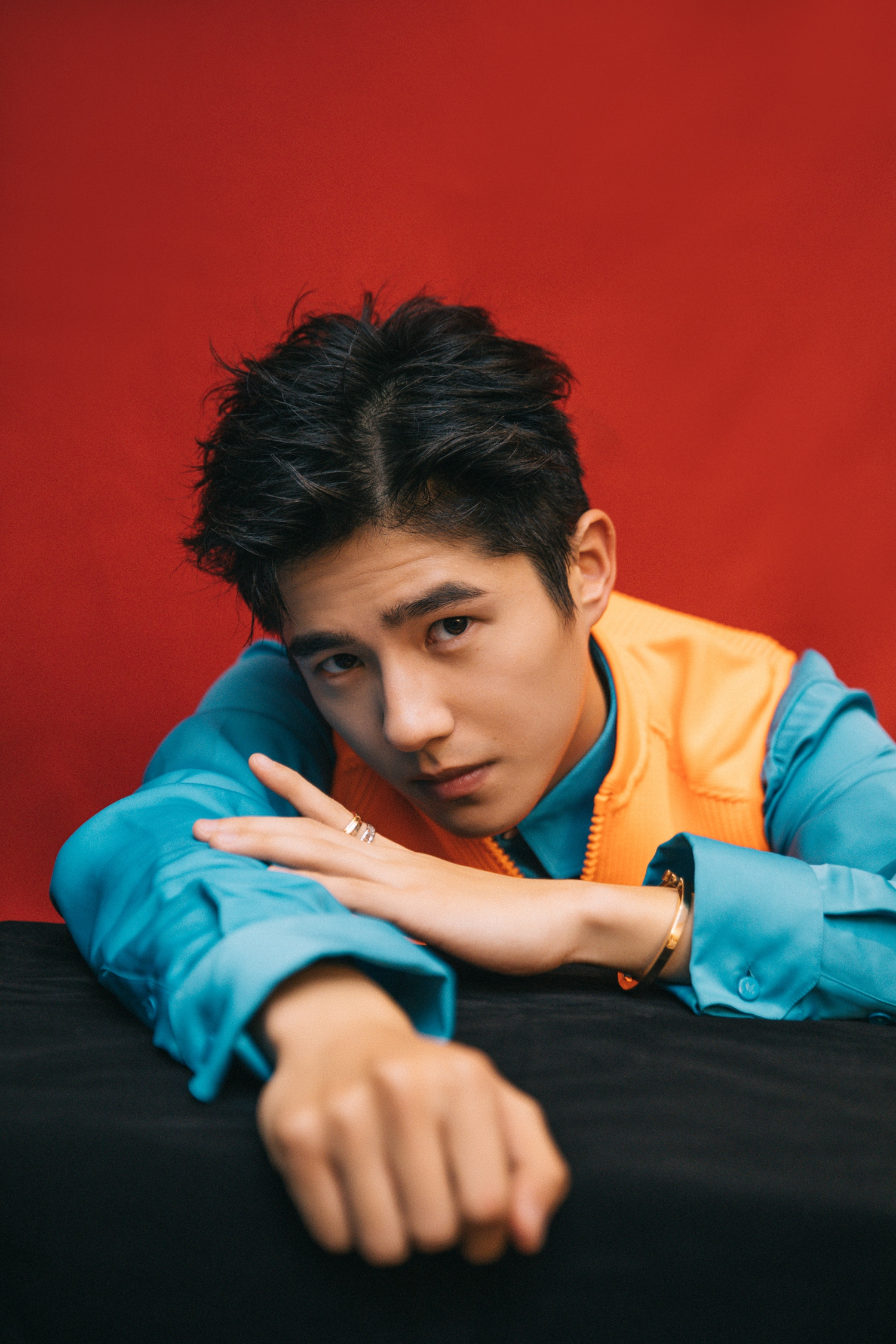 刘昊然turbo 身着蓝色与橙色搭配的休闲装亮点十足