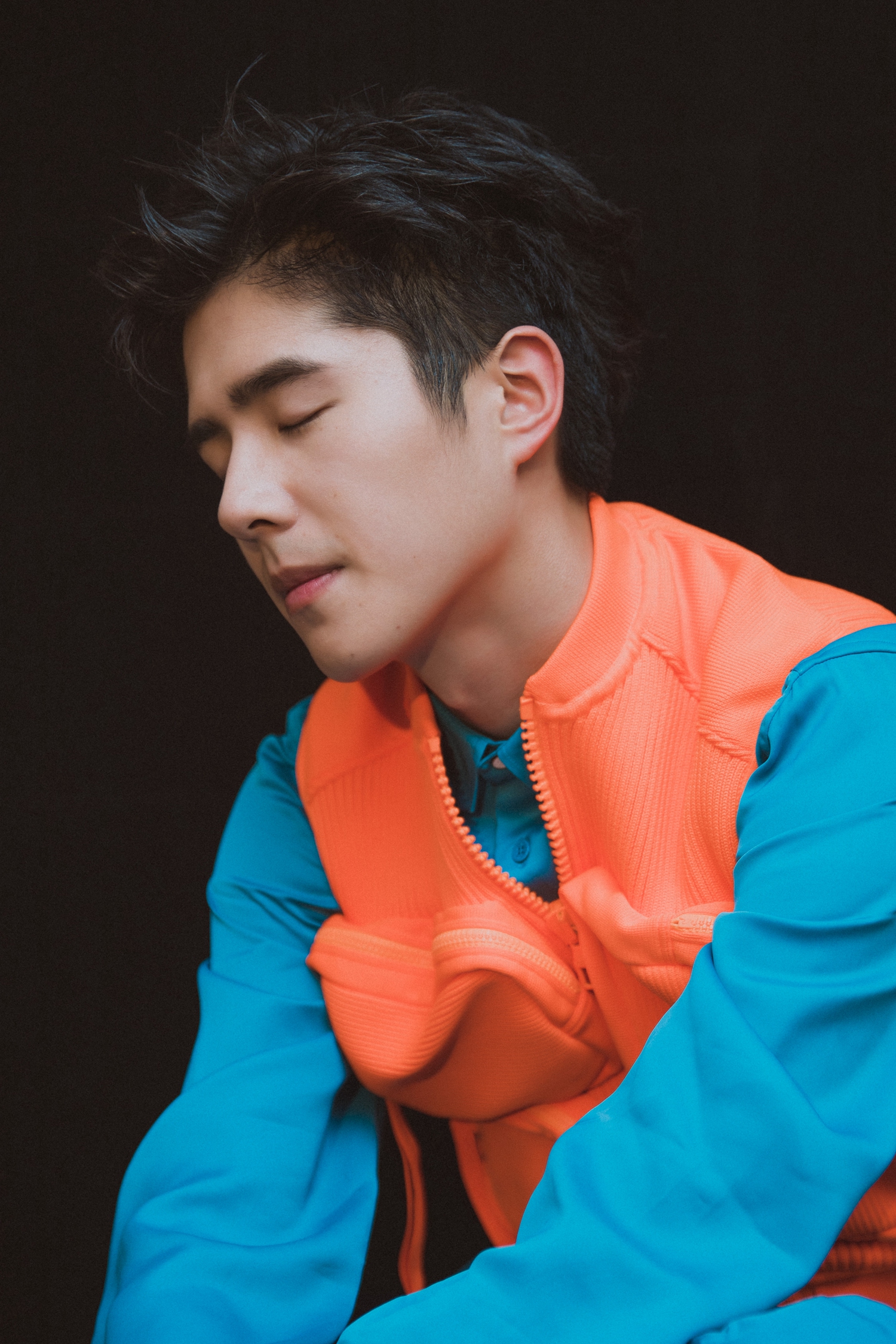 刘昊然turbo 身着蓝色与橙色搭配的休闲装亮点十足