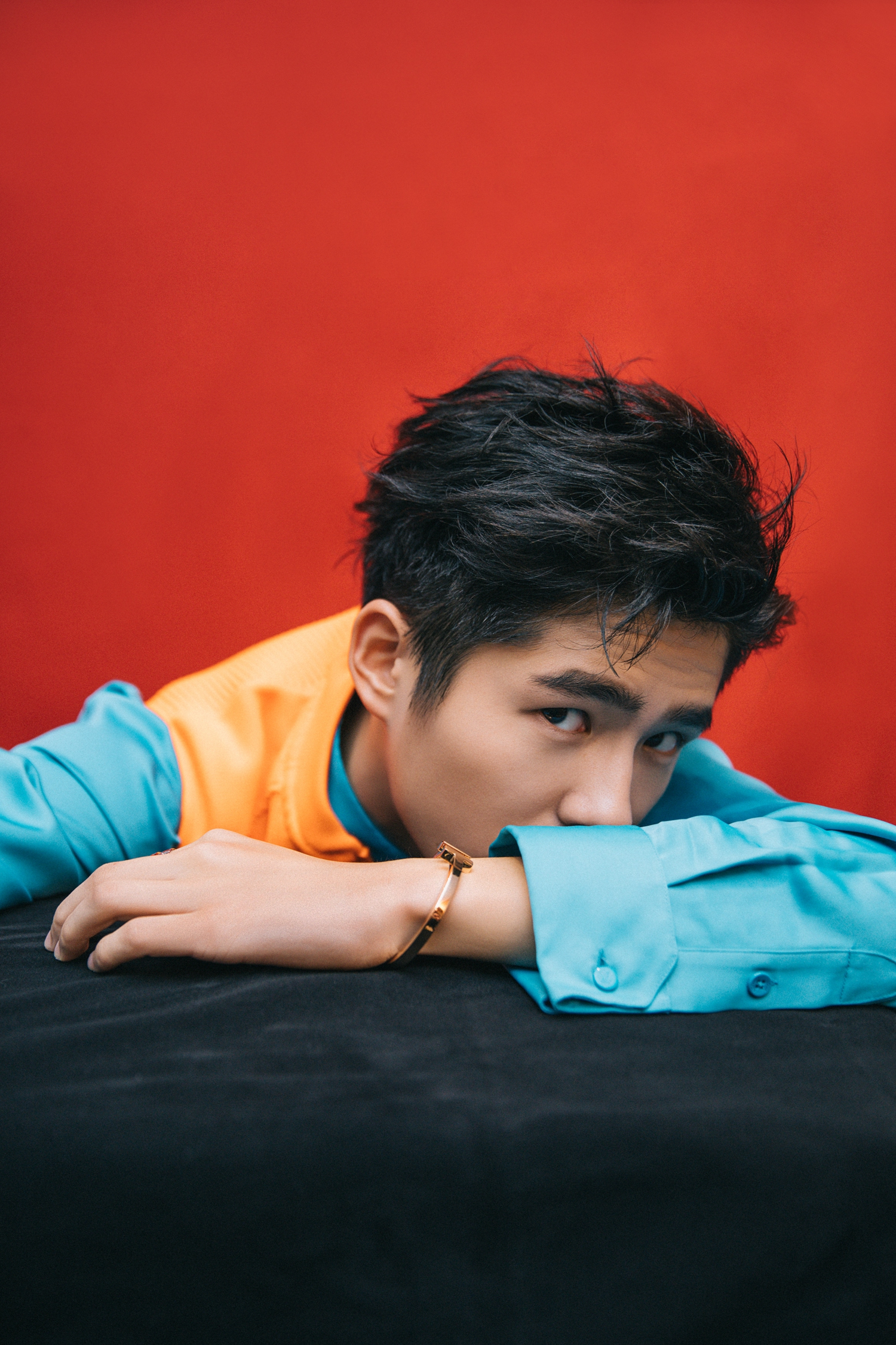 刘昊然turbo 身着蓝色与橙色搭配的休闲装亮点十足