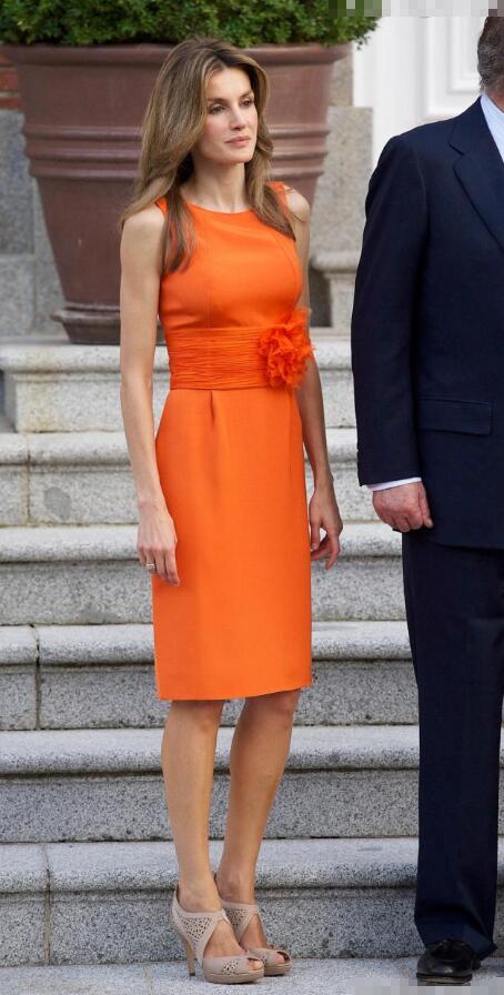 橘色上衣搭长裙很少女,眼角纹出卖了她的年龄|莱蒂齐亚|西班牙|王后