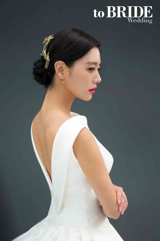 clara登婚纱杂志封面 穿白裙典雅纯美