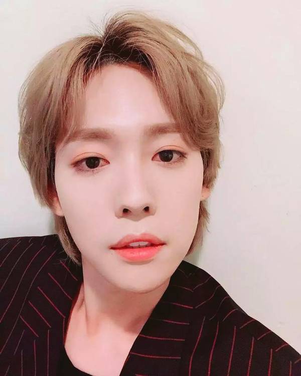 leo 曾经是足球选手的leo,居然还能拥有如此白皙的皮肤,让人怀疑紫外