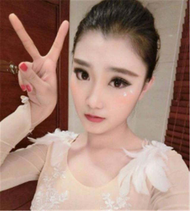 约车,很多人都知道近期非常火热的便是一位身高一米七四的空姐李明珠