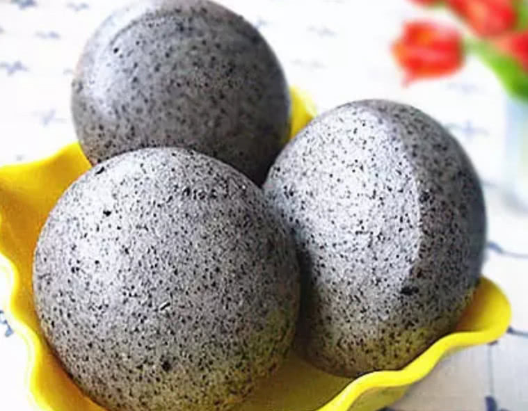 以前在家里天天盼望吃到的"黑馒头",现在还有多少人记得呢