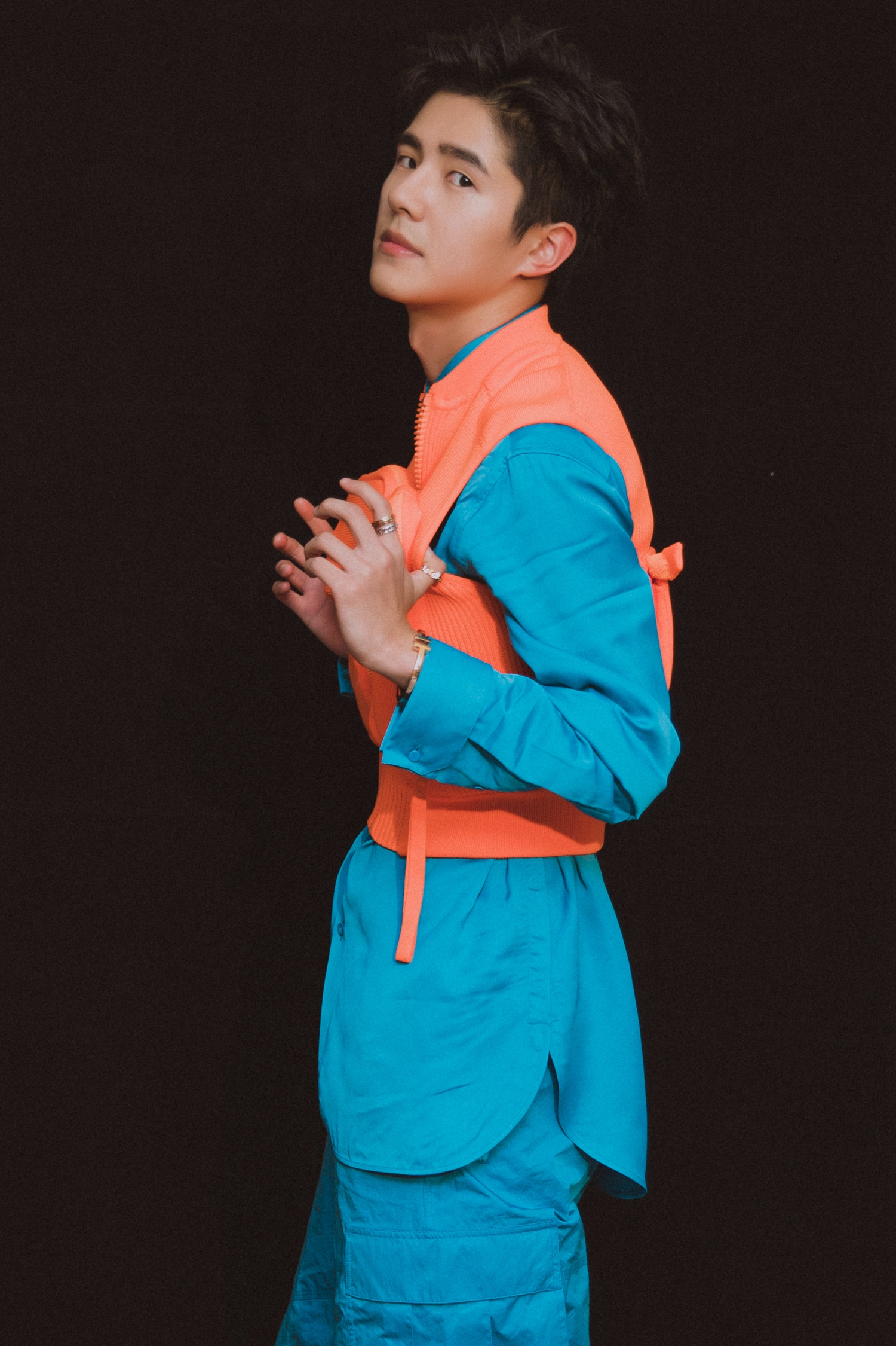 刘昊然turbo 身着蓝色与橙色搭配的休闲装亮点十足