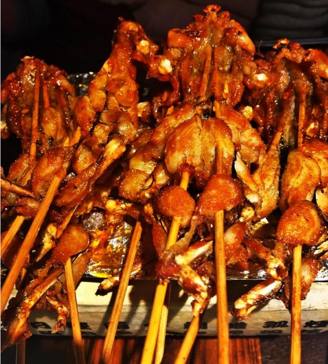 改良了很多次的秘制烤蛙 用蔬菜汁和"beer" 鲜香可口 外焦里嫩