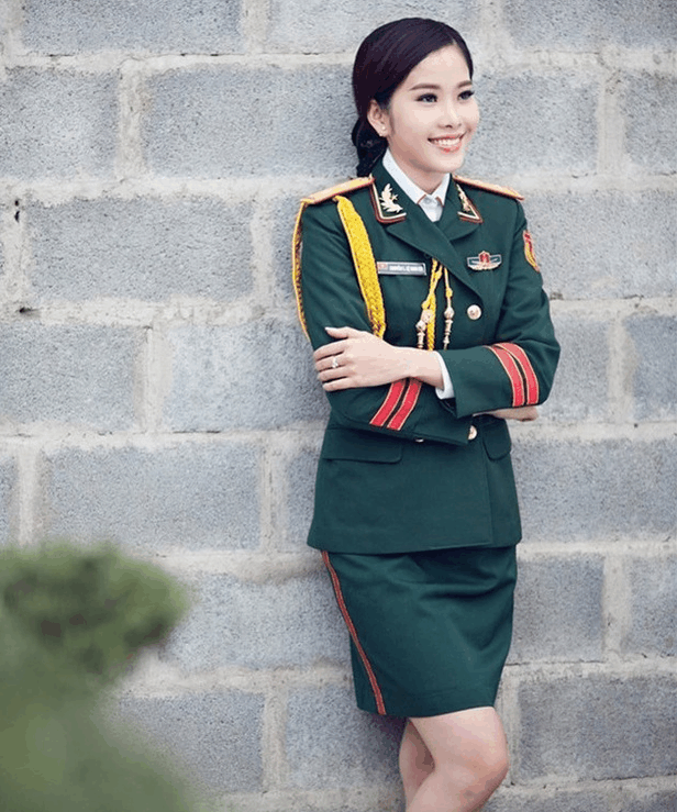 举手示意,那优雅得体的动作,让人怀疑在从军之前,她是否是一名模特