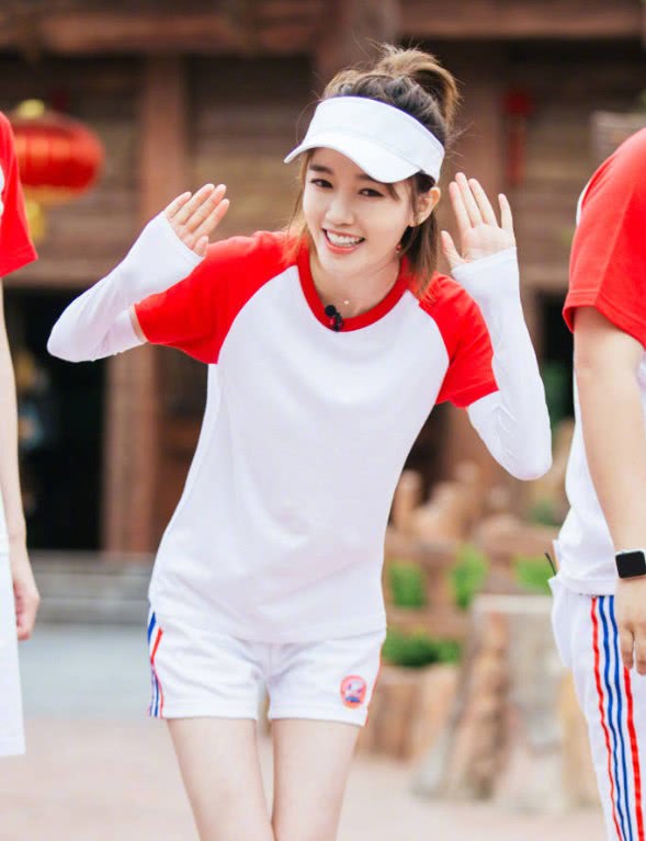 于莎莎也太会穿衣服了,巧用纱裙秀出美腿一双大长腿无处安放!