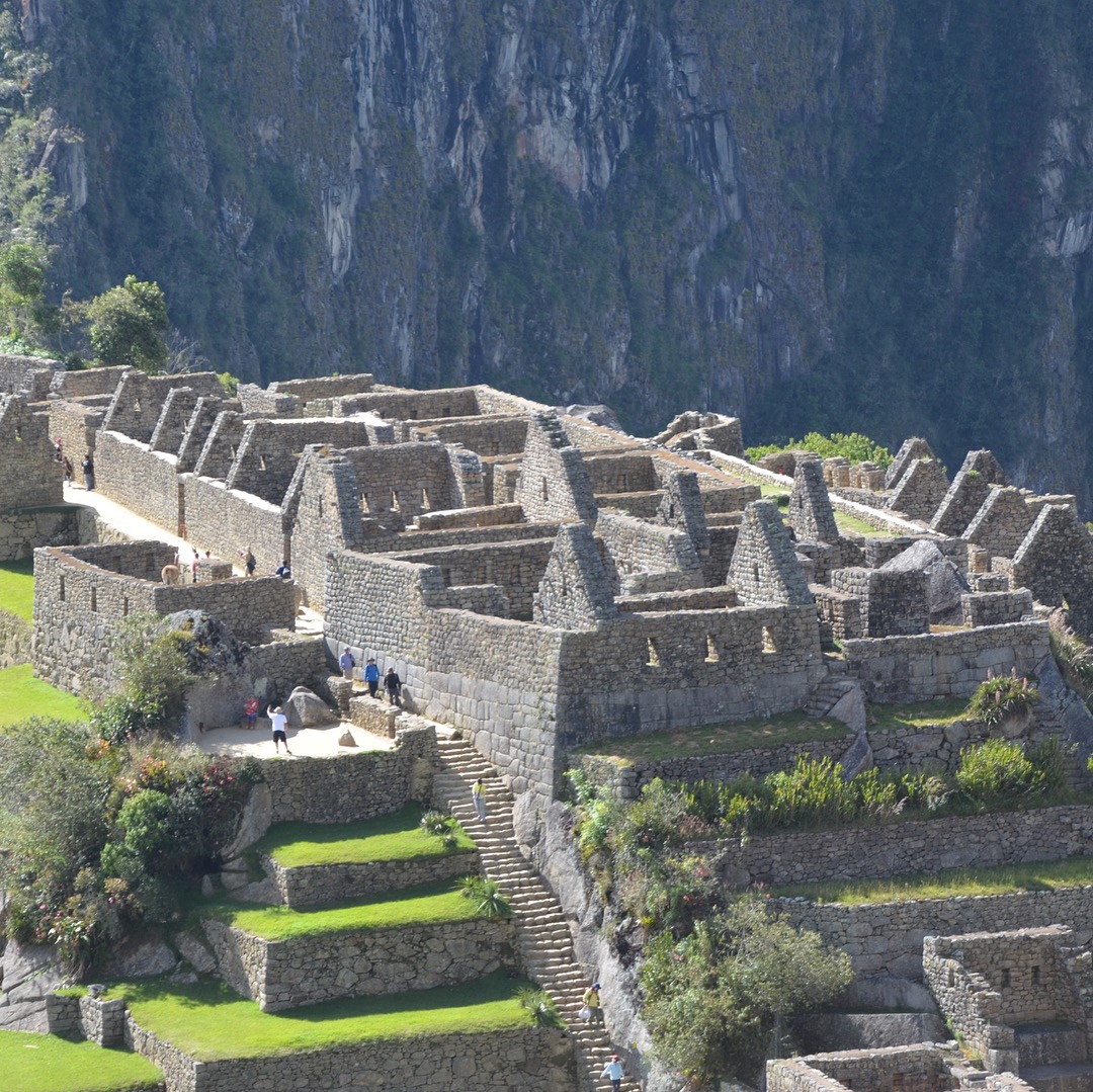 秘鲁马丘比丘整个遗址高耸在海拔约2350米的山脊上