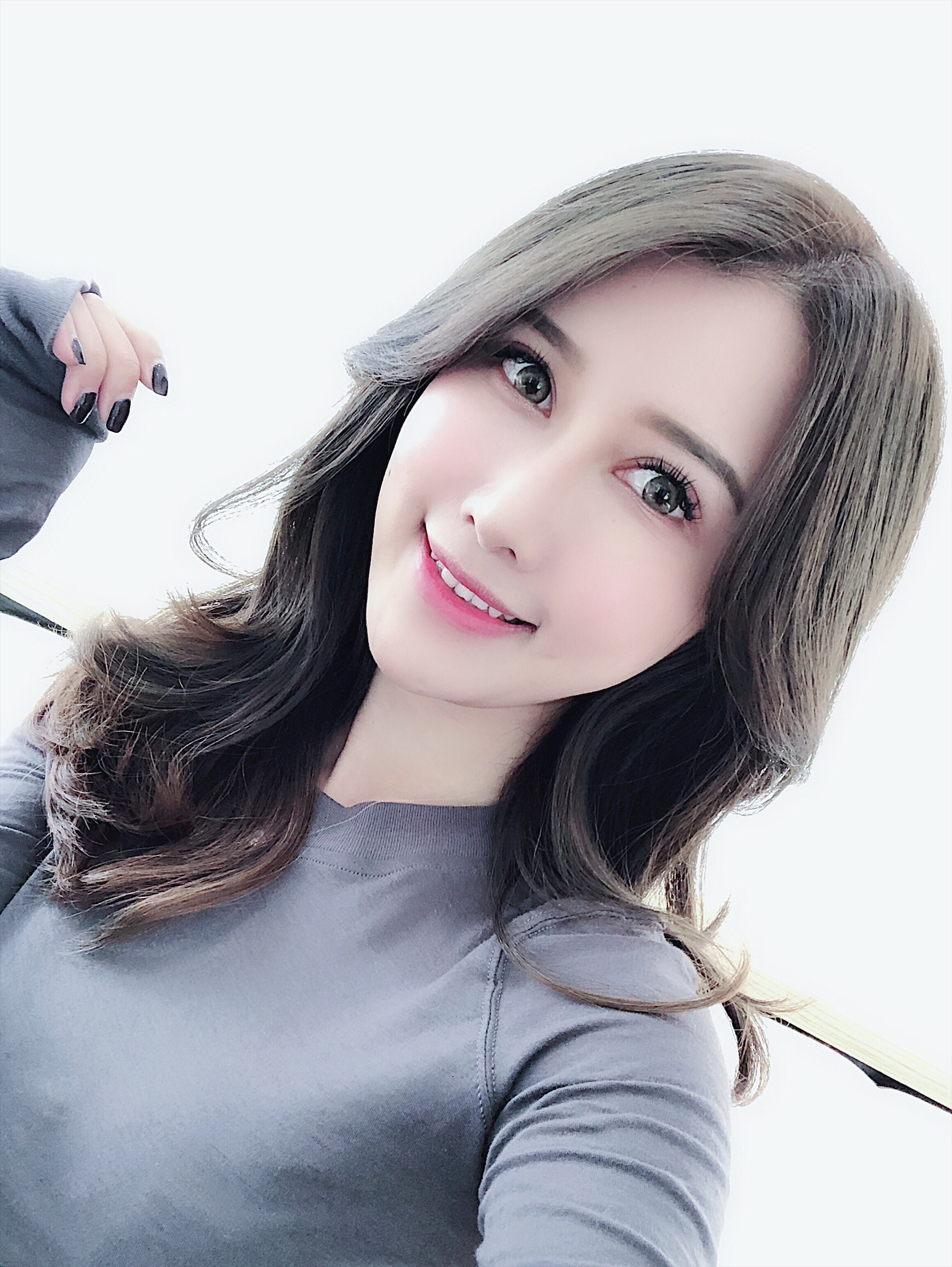 毕业于四川师范大学电影电视学院 播音主持系 喜欢健身唱歌画画 一切