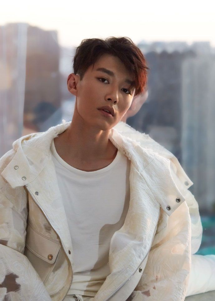 代旭生活近照出道8年靠废角色火了穿着高端样子却