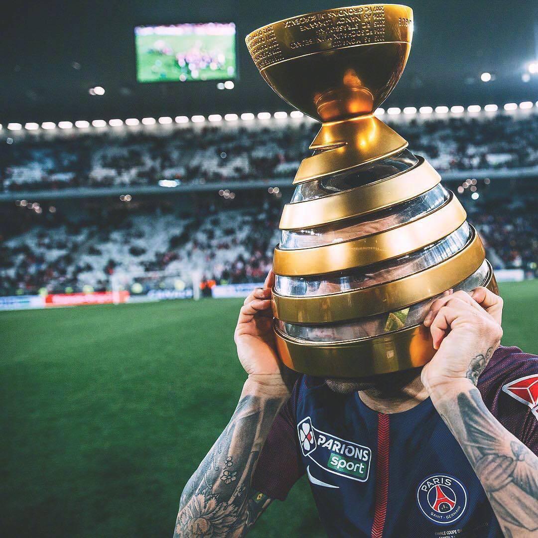 去年夏天,带着34个冠军奖杯荣誉的阿尔维斯加盟巴黎圣日尔曼,在加盟不