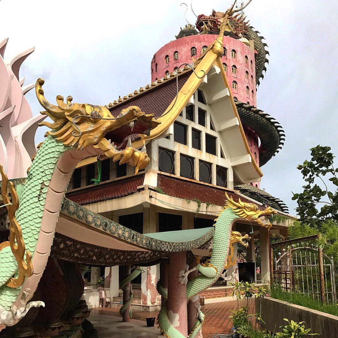 泰国藏着一座寺庙飞龙环身,楼梯是龙身,实在是霸气侧漏!