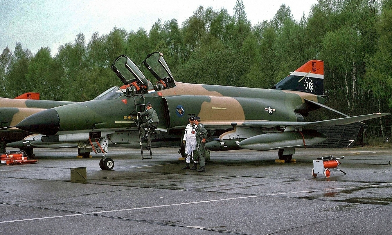 这f-4战斗机是一种"老飞机"了,不过呢至今还有很多国家装备这个|战斗