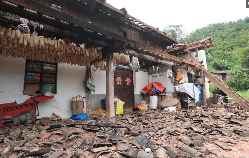 9级地震,老房子瓦砾土墙倾泻而下狼藉不堪!