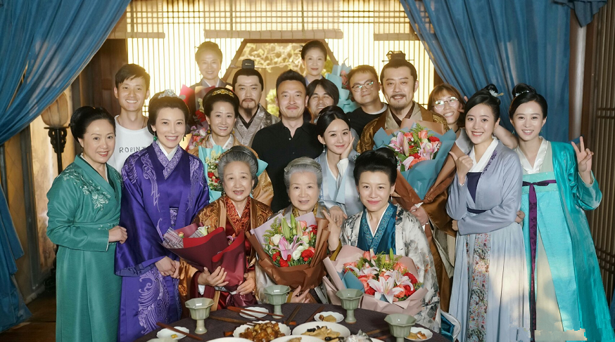 知否杀青赵丽颖和大家合影卖萌网友颖宝是吃可爱多长大