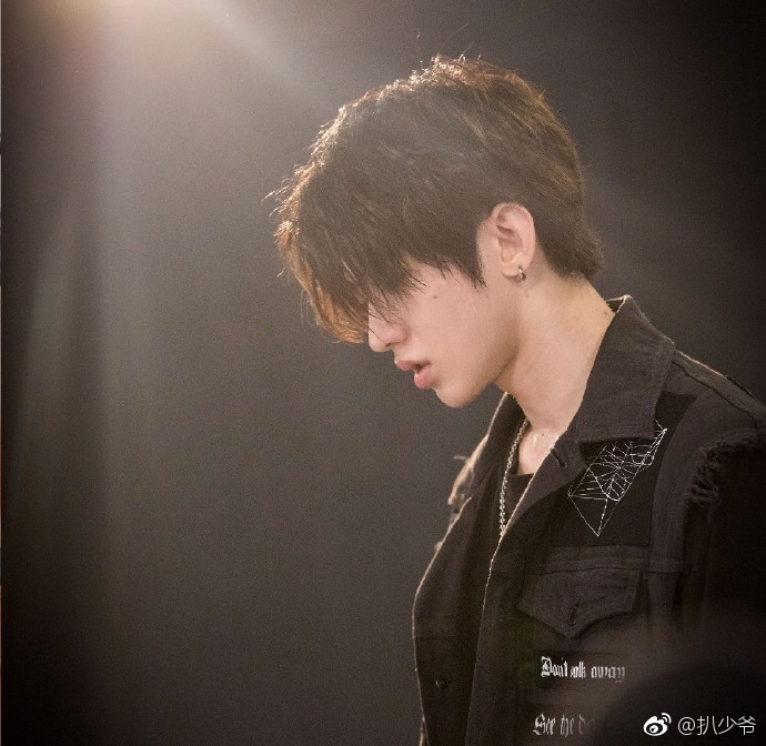 有一种完美叫做蔡徐坤的侧颜