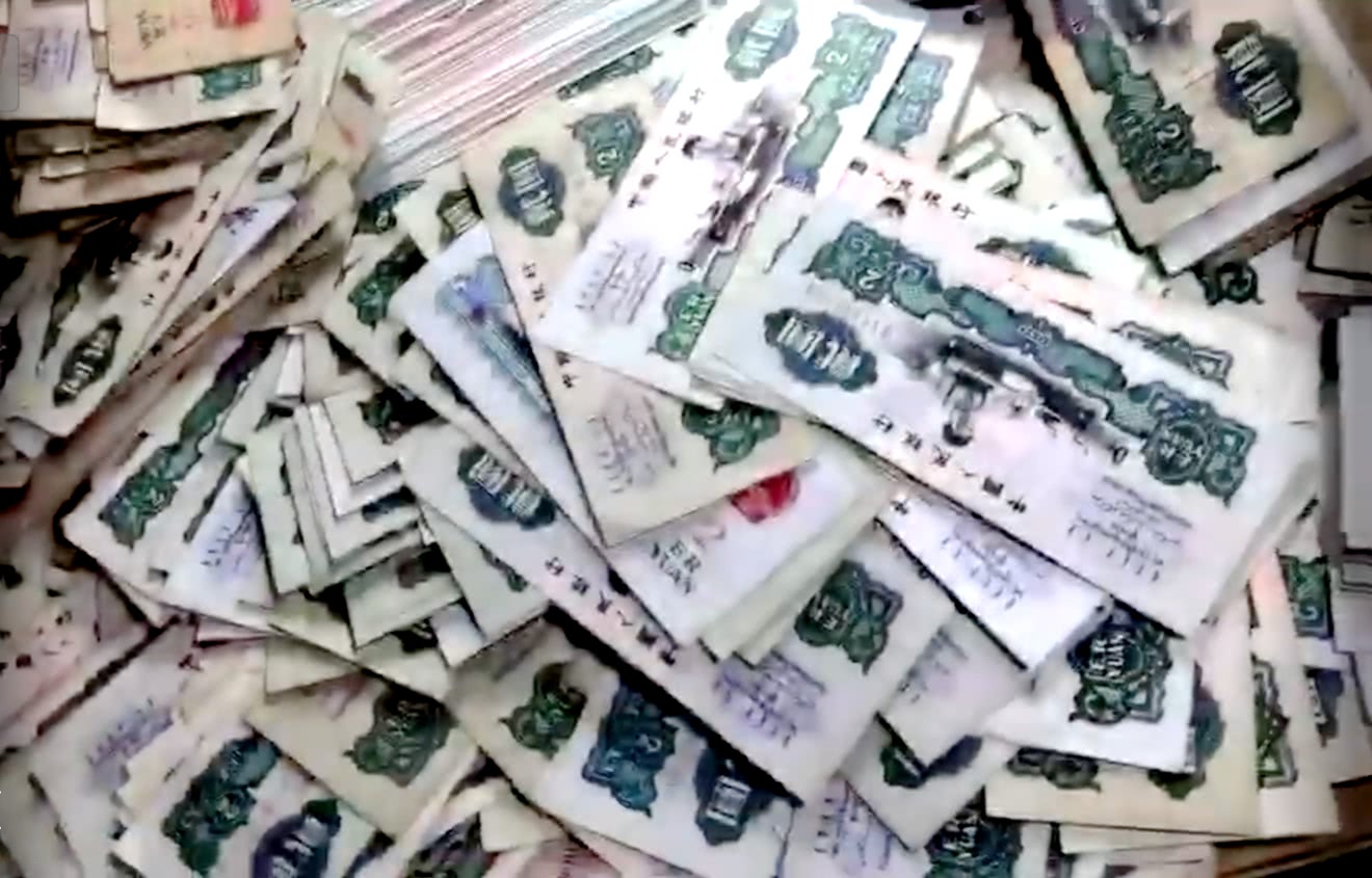 乡村老人一直收集一种老钱币已有上千张专家价值百万