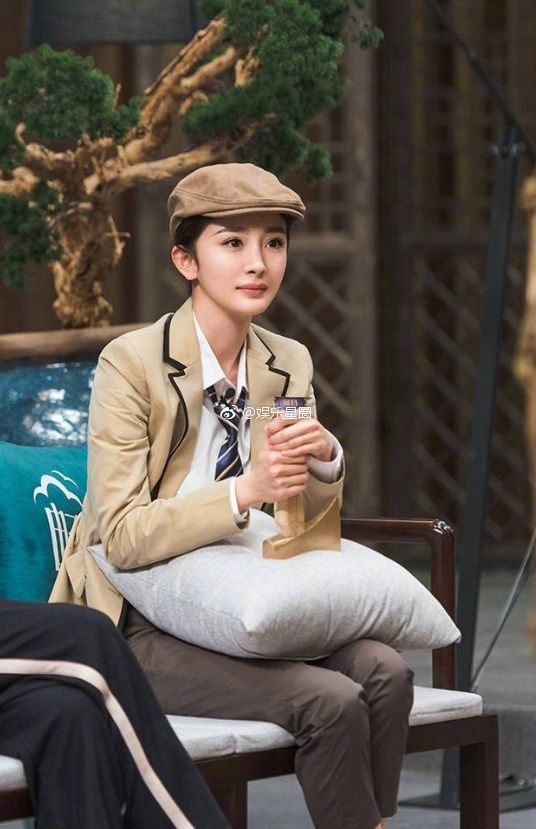 杨幂现身明星大侦探,收起刘海戴上贝雷帽的侦探幂,叮咚~~你的侦探幂已