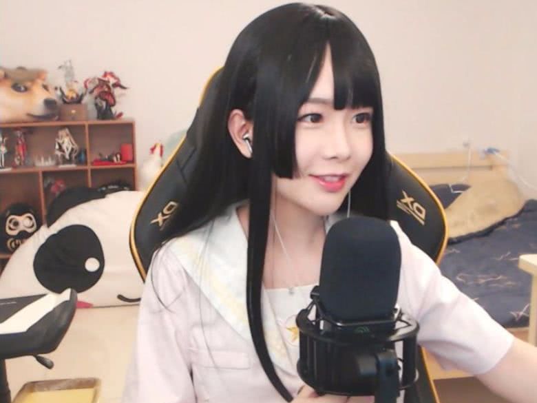 抖音"女装大佬"街头热舞,服装一言难尽,网友直呼辣眼睛