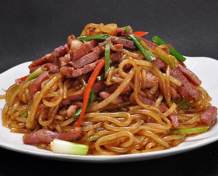 牛肉炒粉藜蒿炒腊肉,属赣菜系豫章菜一支,为江西南昌的一道传统名菜