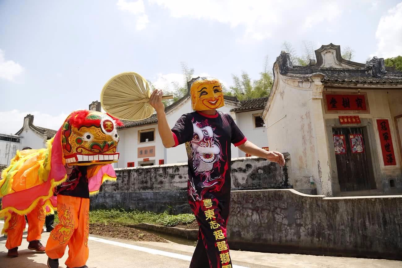 客家舞狮真有趣,这个戴面具的大头娃娃最搞笑,源自这一民间传说
