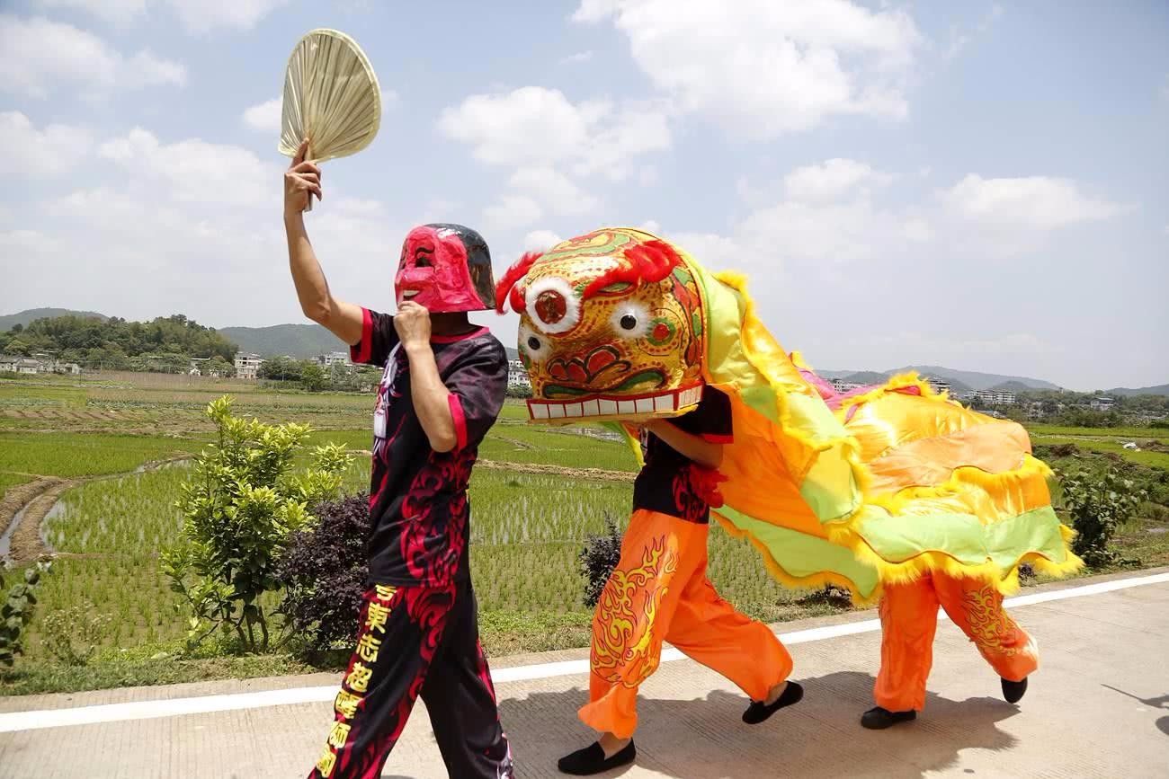 客家舞狮真有趣,这个戴面具的大头娃娃最搞笑,源自这一民间传说