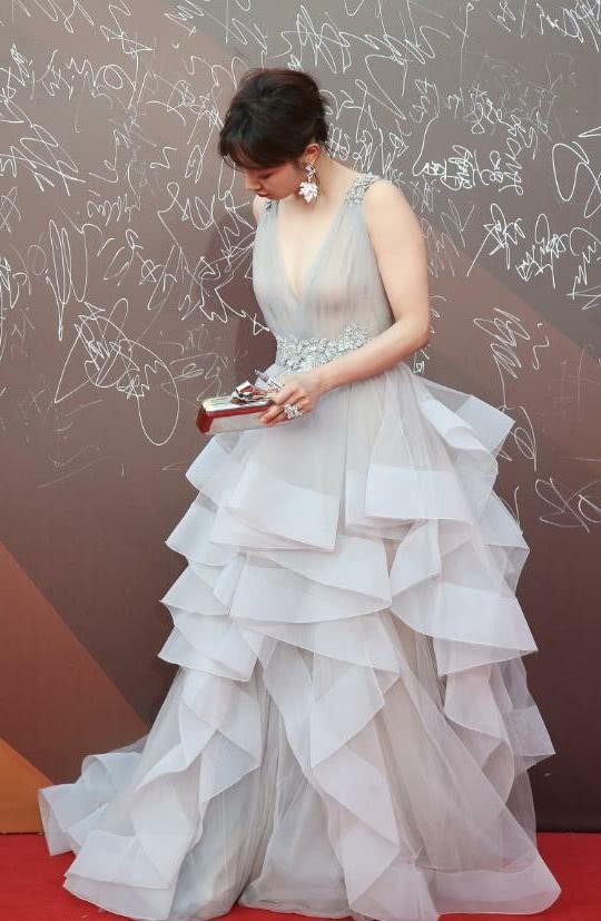 女星白百何一身薄纱出席活动让人望眼欲穿