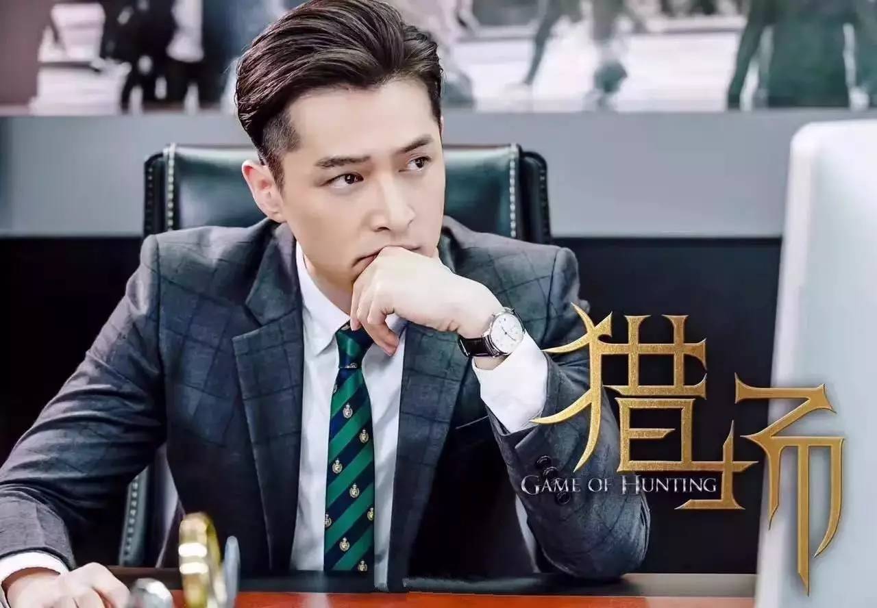 同样身穿西装,胡一天帅气李易峰性感,而他却误被当中介