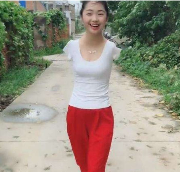 农村无臂美女走红网络微笑称想要找对象网友我来娶你啊