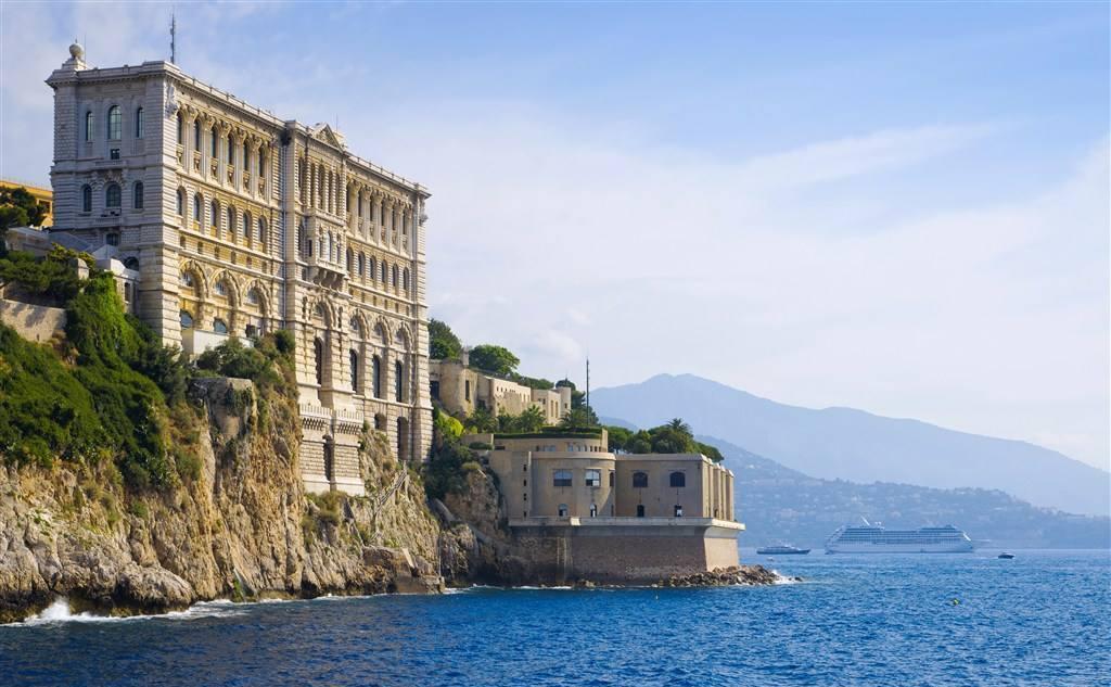 没有税收, 没有军队, 靠博彩业致富, 安全交给邻居保护的国家