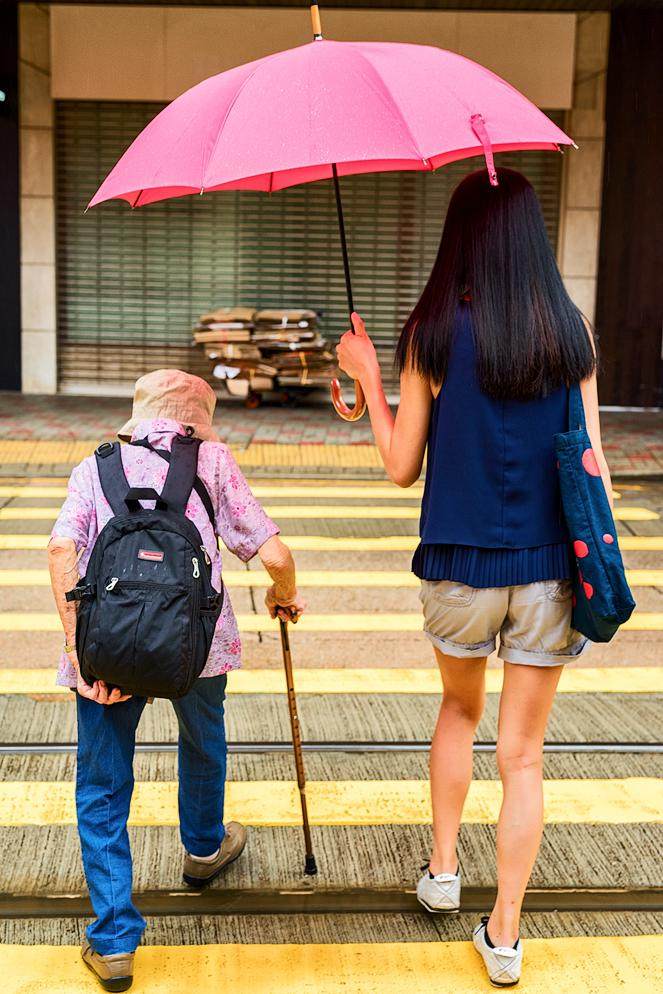 体现出了港人尊重规则,遵守规则,礼让关爱他人,珍爱生命的良好精神