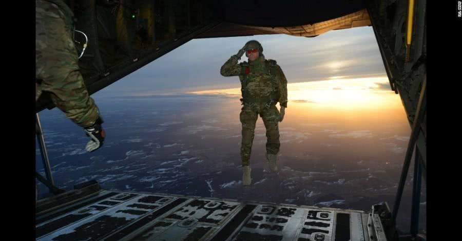 为何战场上跳伞飞行员不能动伞兵却能随便杀答案让人无法接受